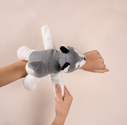 HISTOIRE D'OURS - pluszowa bransoletka slap pies husky Podcoll, jasny szary